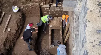 Diyarbakır'da tarihi surlarda yapılan restorasyon çalışmalarında lahit bulundu