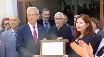 CHP'li Burhan Karışık Erdek Belediye Başkanlığına seçildi