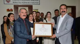 Hakkari Belediye Başkanı Mehmet Sıddık Akış Mazbatasını Aldı