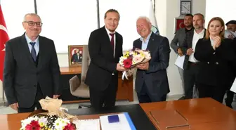 İYİ Parti'den Lapseki Belediye Başkanı Atilla Öztürk mazbatasını aldı