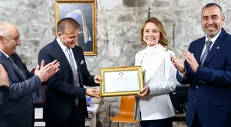 Nilüfer Çınarlı Mutlu, Konak Belediye Başkanı olarak mazbatasını aldı