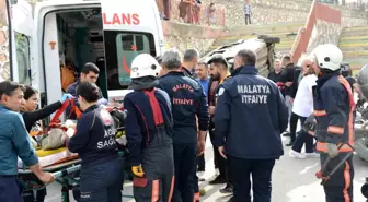 Malatya'da hafif ticari araç okul bahçesine uçtu: 2 yaralı