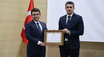 AK Parti'den Bingöl Belediye Başkanı Erdal Arıkan mazbatasını aldı