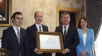 CHP'li Ali Orkun Ercengiz'e Burdur Belediye Başkanı mazbatası verildi