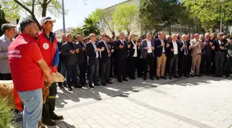 Çanakkale'nin Çan ilçesinde CHP'den Belediye Başkanı seçilen Harun Arslan mazbatasını aldı