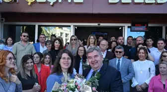 CHP'den Çeşme Belediye Başkanı seçilen Lal Denizli göreve başladı