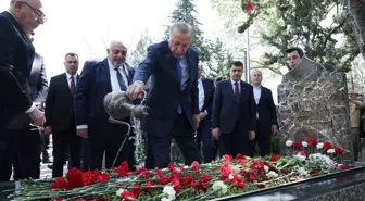 Cumhurbaşkanı Erdoğan, Alparslan Türkeş'in anıt mezarını ziyaret etti