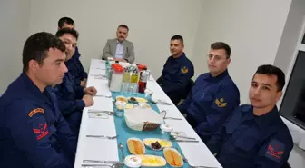 Edremit Kaymakamı Sahil Güvenlik Personeliyle İftar Yemeğinde Buluştu