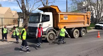 Çorlu'da kamyonun altına giren bisikletli genç ağır yaralandı