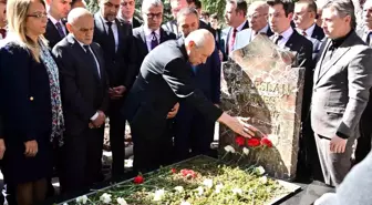 Devlet Bahçeli, Alparslan Türkeş'in anıt mezarını ziyaret etti