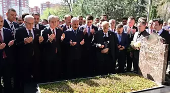 Devlet Bahçeli, Alparslan Türkeş'in Anıt Mezarını Ziyaret Etti