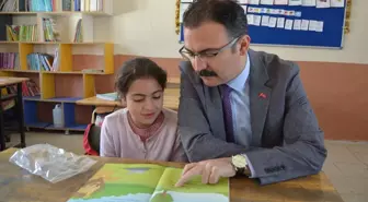 Şemdinli Kaymakamı Ali Ekber Ateş, köy okullarındaki öğrenci ve öğretmenleri ziyaret etti