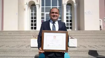 AK Parti'den Seydikemer ilçesinde belediye başkanlığına seçilen Bayram Önder Akdenizli mazbatasını aldı