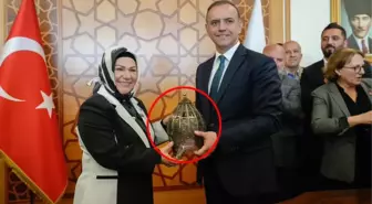 Şeyma Döğücü'nün seçimi kaybettiği rakibine verdiği hediye devir-teslim törenine damga vurdu