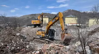 Tunceli'de ağır hasarlı binaların yıkımı devam ediyor