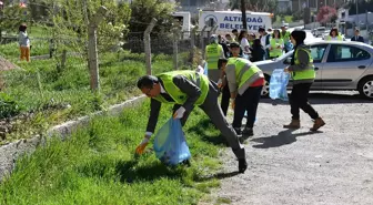 Altındağ Belediye Başkanı Veysel Tiryaki, gençler ve vatandaşlarla temizlik çalışmasına katıldı
