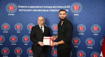 Türkiye'nin Viyana Büyükelçisi, UFC'de başarılı olan Türk kökenli sporcu İbrahim Aslan'ı kabul etti