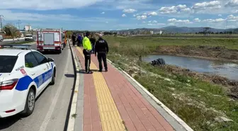 Çanakkale'de Otomobil Çayın Kıyısına Devrildi, Sürücü Yaralandı