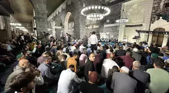 Türkiye Diyanet Vakfı Diyarbakır Şubesi Kadir Gecesi'nde Kur'an-ı Kerim dağıttı