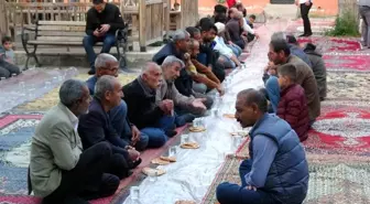 Diyarbakır'da yüzlerce medrese talebesi iftarda buluştu