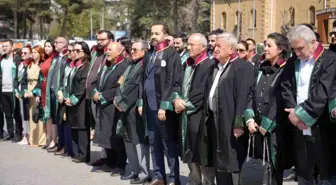 Niğde Barosu, Avukatlar Günü'nde Atatürk Anıtı'na çelenk koydu