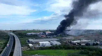 Tekirdağ'da sünger fabrikasında çıkan yangın dron ile havadan görüntülendi