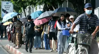 Yangon'da İnsanlar Sıcak Hava Dalgasına Karşı Mücadele Ediyor