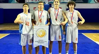 Burdur'da düzenlenen Okul Sporları Basketbol Bölge Birinciliği Müsabakası'nda Bodrum Mahinur Cemal Uslu Ortaokulu şampiyon oldu