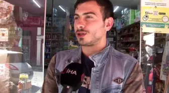 Fatih'te balonun peşinden koşan oğlunu otomobilin altında kalmaktan son anda kurtardı