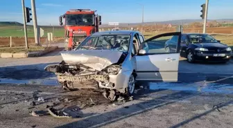 Çorum'da tır ve 2 otomobilin çarpıştığı kazada 9 kişi yaralandı