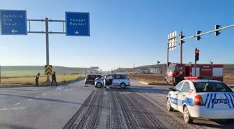Çorum Alaca'da Tır ve 2 Otomobilin Çarpıştığı Kazada 9 Kişi Yaralandı