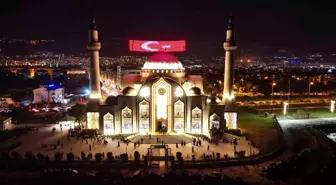 Kadir Gecesi'nde Nihal Atakaş Camii'nde 500 Kur'an-ı Kerim dağıtıldı