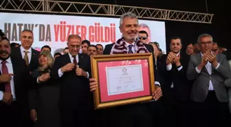 Hatay Büyükşehir Belediye Başkanı Mehmet Öntürk mazbatasını aldı