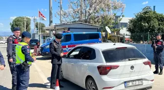 Serik İlçe Jandarması Yol Kontrolünde Bilgilendirme Yaptı