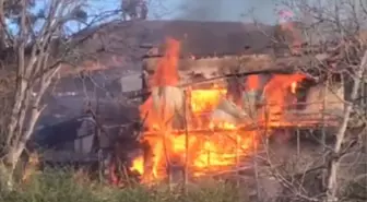 Uşak'ın Banaz ilçesinde çıkan yangında bir ev kullanılamaz hale geldi