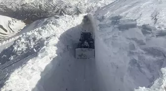 Hakkari Yüksekova'da 9 Metre Karın Bulunduğu Üs Bölgesinin Yolu Açıldı