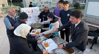 Ortahisar Belediye Başkanı Ahmet Kaya, iftar çadırında vatandaşlara yemek dağıttı