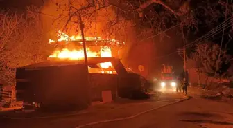 Denizli'de gece saatlerinde iki katlı binada çıkan yangın geceyi aydınlattı