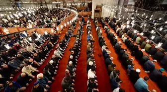 İstanbullular Ramazan'ın son teravih namazını kılmak için camileri doldurdu