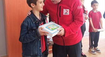 Kızılay Karamürsel Şubesi'nden başarılı öğrencilere tablet hediyesi