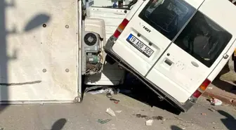 İnegöl'de minibüs ile kamyonet çarpıştı: 3 yaralı