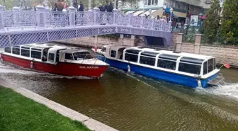 Eskişehir'de yerli turistler Porsuk Çayı'nda gondol ve feribot seferlerine yoğun ilgi gösterdi