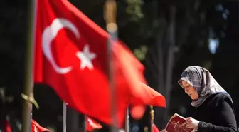 İstanbul'da Şehit Aileleri Ramazan Bayramı Arifesinde Kabirleri Ziyaret Etti