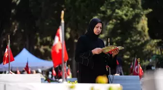 İstanbul'da şehit aileleri Ramazan Bayramı'nda kabirleri ziyaret etti