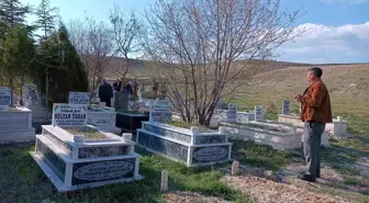 Eskişehir Seyitgazi'de Bayram Arifesinde Mezarlıkta Dua