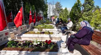 Şehit yakınları ve gaziler Karşıyaka Mezarlığı'ndaki 15 Temmuz Şehitliği'ni ziyaret etti