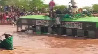 Kenya'da sel sularına kapılan otobüsteki 51 kişi halat yardımıyla kurtarıldı