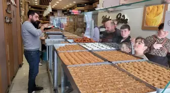 Tekkeköy'de Ramazan Bayramı dolayısıyla tatlıcılarda hareketlilik yaşanıyor
