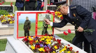 Uşak'ta protokol üyeleri Ramazan Bayramı dolayısıyla şehitliği ziyaret etti