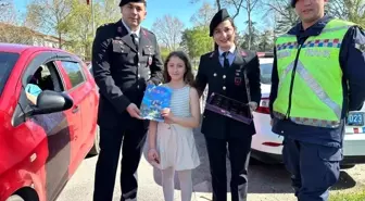 Jandarma ekipleri sürücülere bayram ikramında bulundu